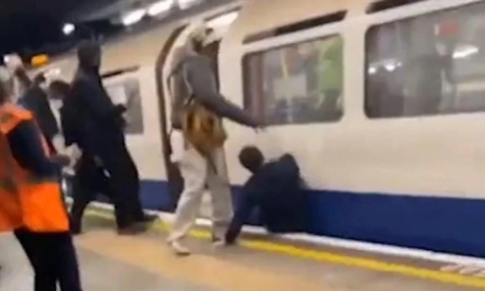 "Please mind the gap" - Μεθυσμένος νεαρός σφηνώνει στο κενό μεταξύ συρμού και αποβάθρας